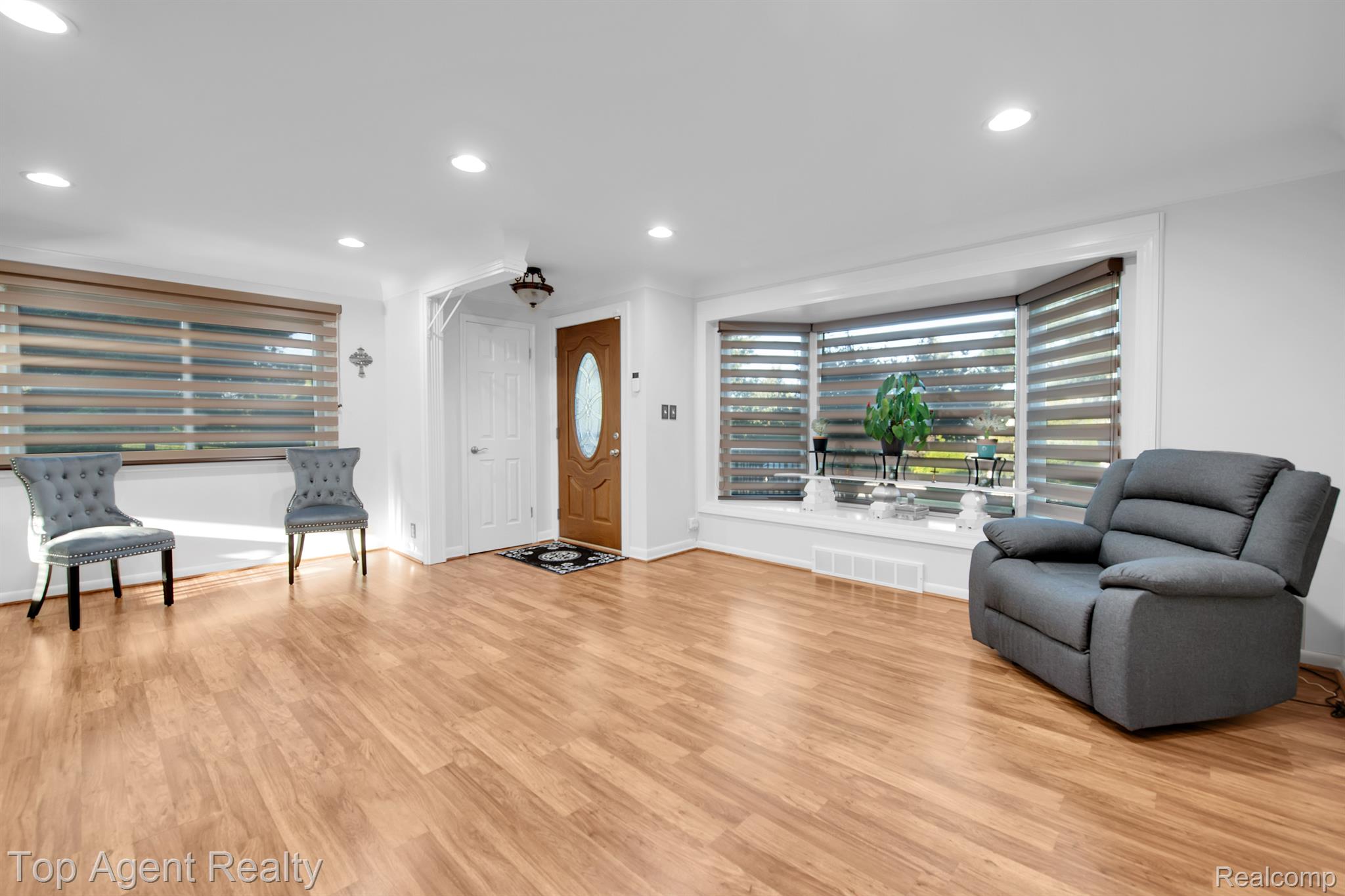2104 Middlebelt Road West Bloomfield, MI 48324 - Photo 4 of 30 Gallery Image 4