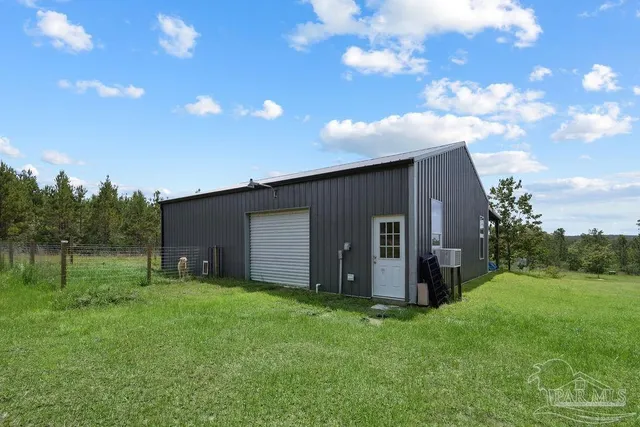 a view of a house with backyard and garden