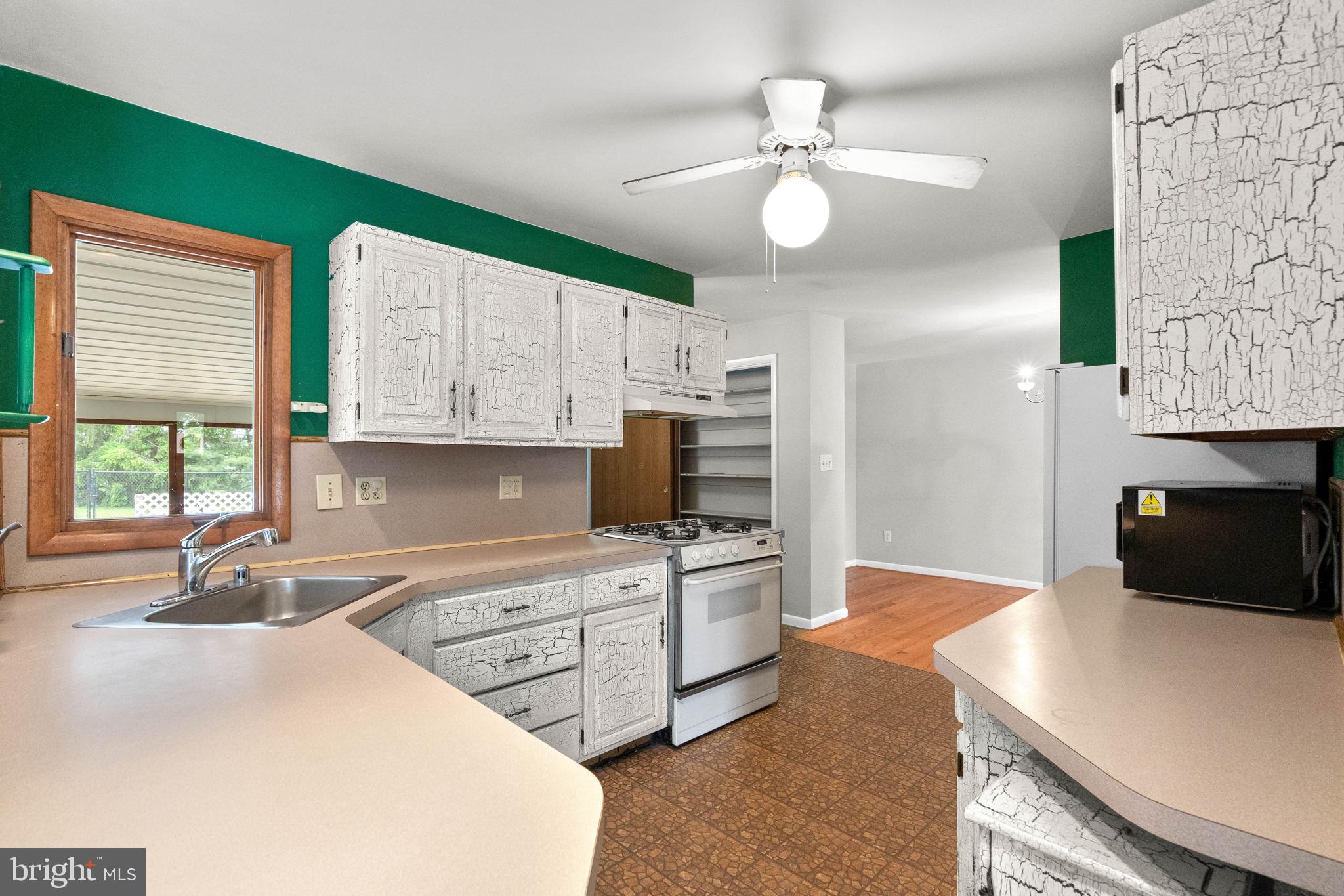 4576 Roundhill Road Ellicott City, MD 21043 - Photo 12 of 49 Gallery Image 12