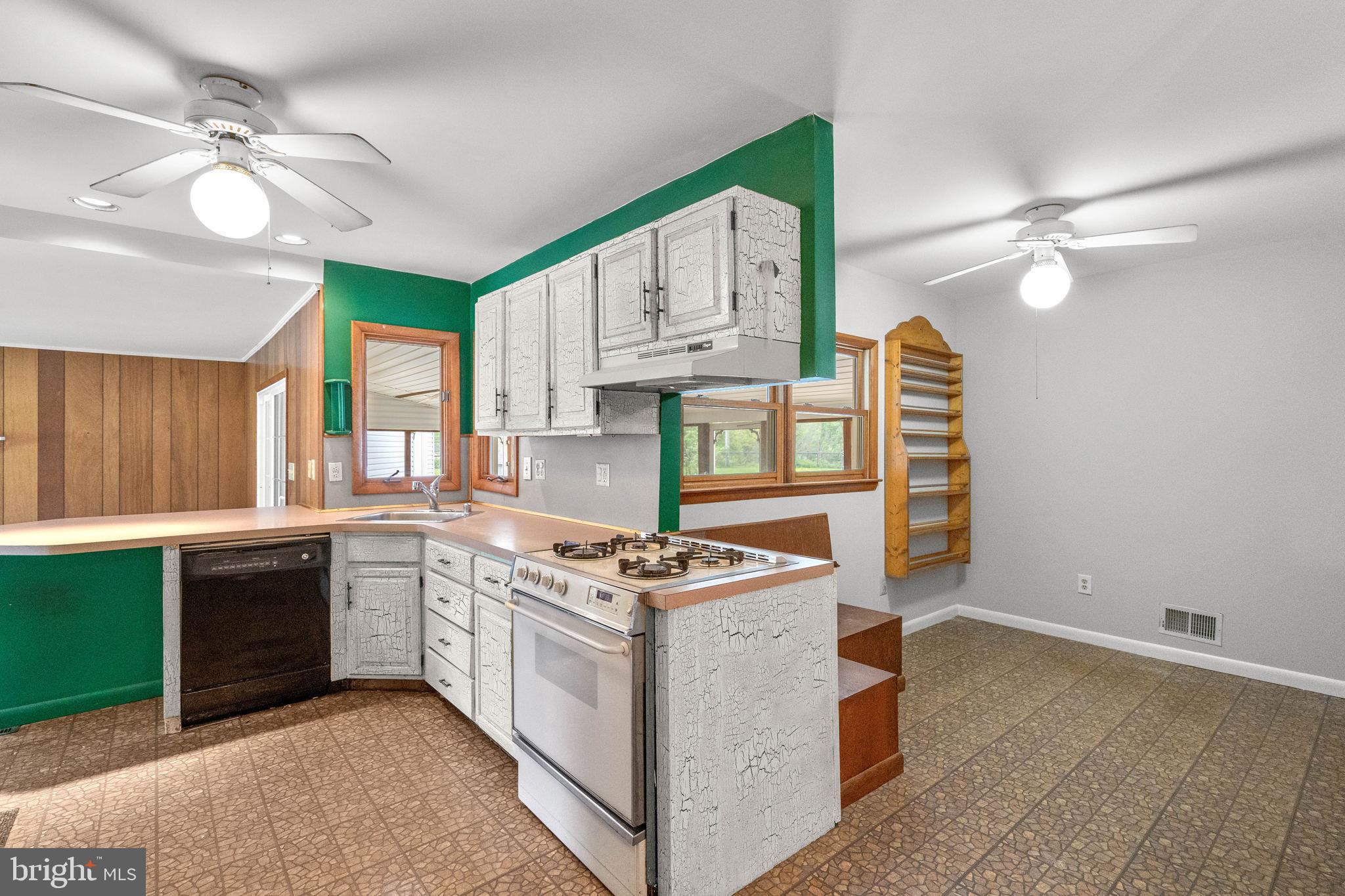 4576 Roundhill Road Ellicott City, MD 21043 - Photo 15 of 49 Gallery Image 15
