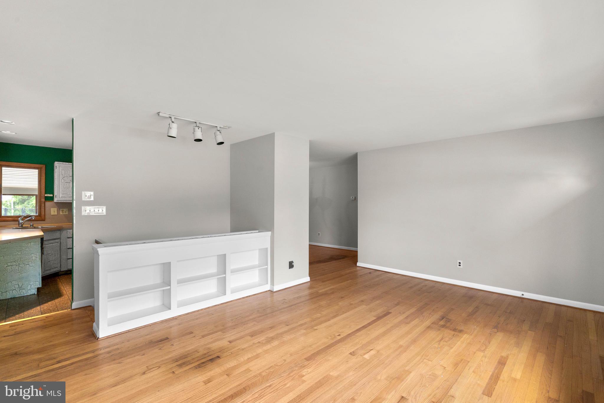 4576 Roundhill Road Ellicott City, MD 21043 - Photo 4 of 49 Gallery Image 4