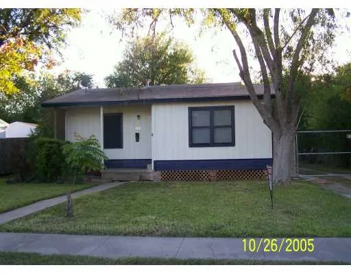 a view of front of a house with a yard
