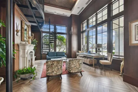 $579,999 | 345 Bayshore Boulevard, Unit 906, Tampa, FL 33606