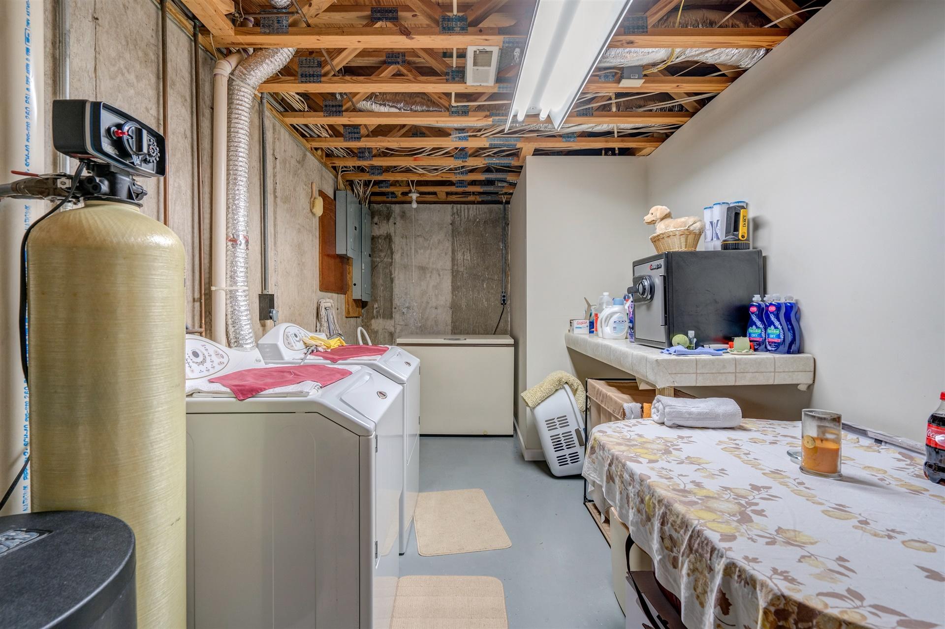 5756 White House Road Moneta, VA 24121 - Photo 20 of 35 a utility room with dryer and washer