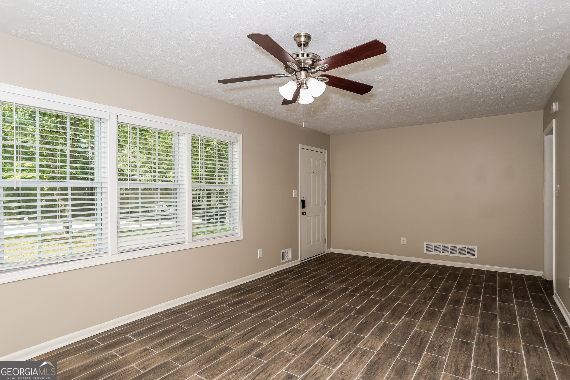 677 Selden Court Jonesboro, GA 30238 - Photo 3 of 18