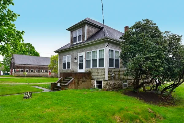 a view of a house with a yard