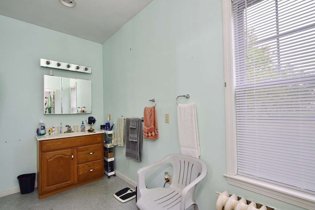 482 Smith Neck Road Dartmouth, MA 02748 - Photo 35 of 40 a bathroom with a tub sink and mirror