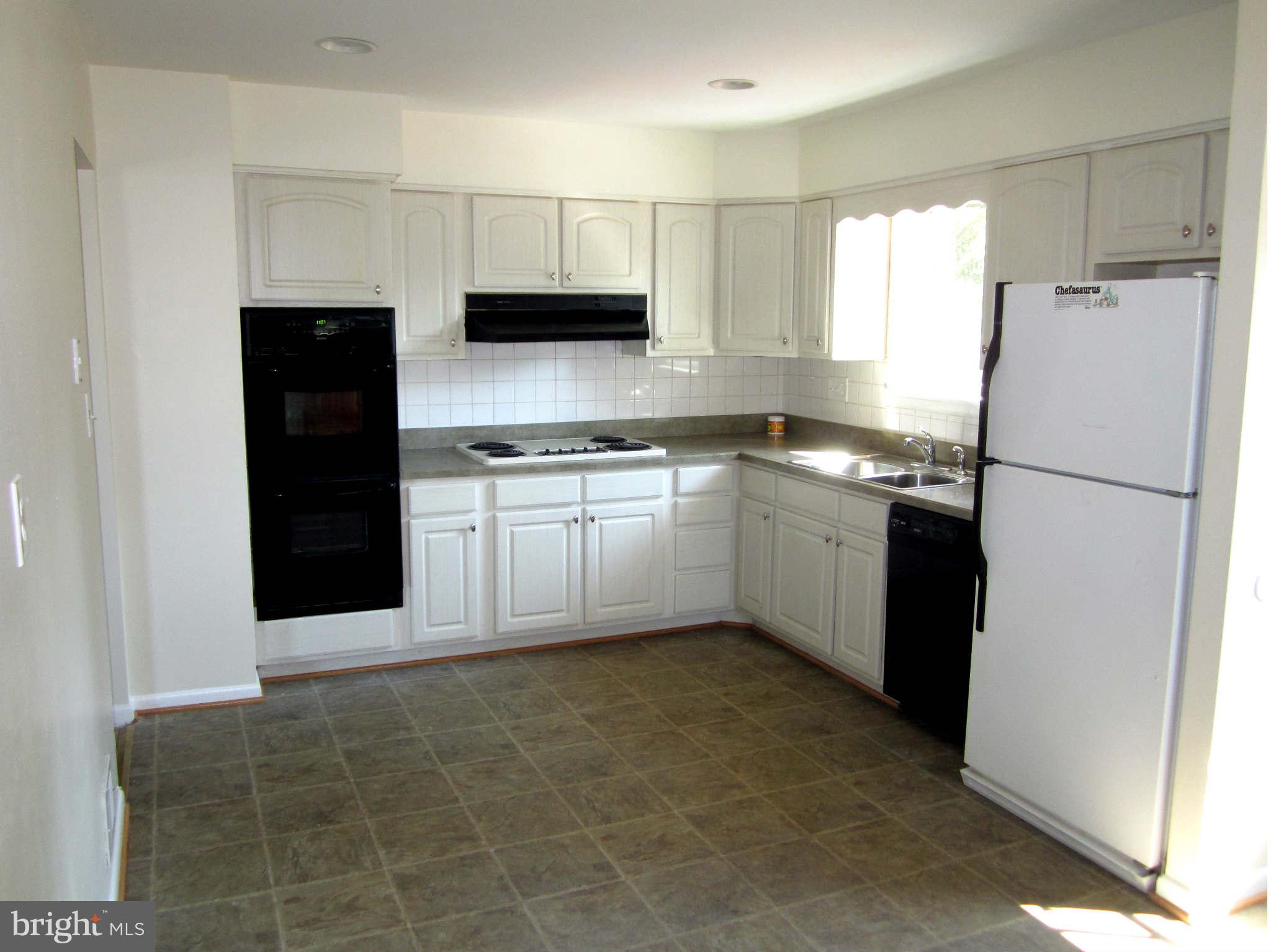 12828 Glynis Road Clinton, MD 20735 - Photo 2 of 24 Kitchen