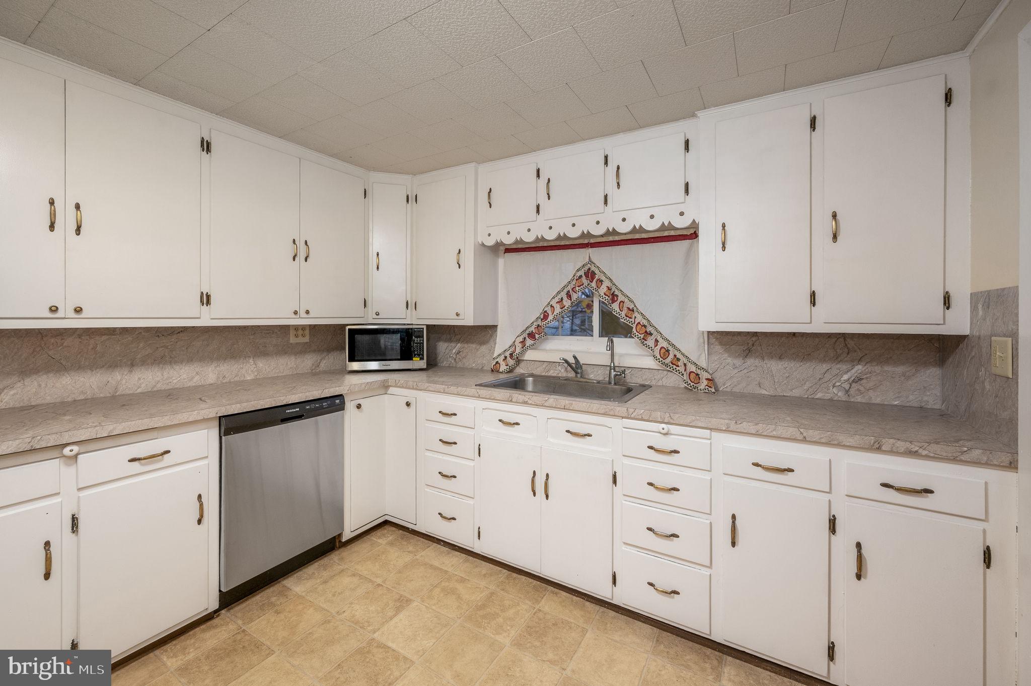 222 Briar Hill Road Lititz, PA 17543 - Photo 6 of 30