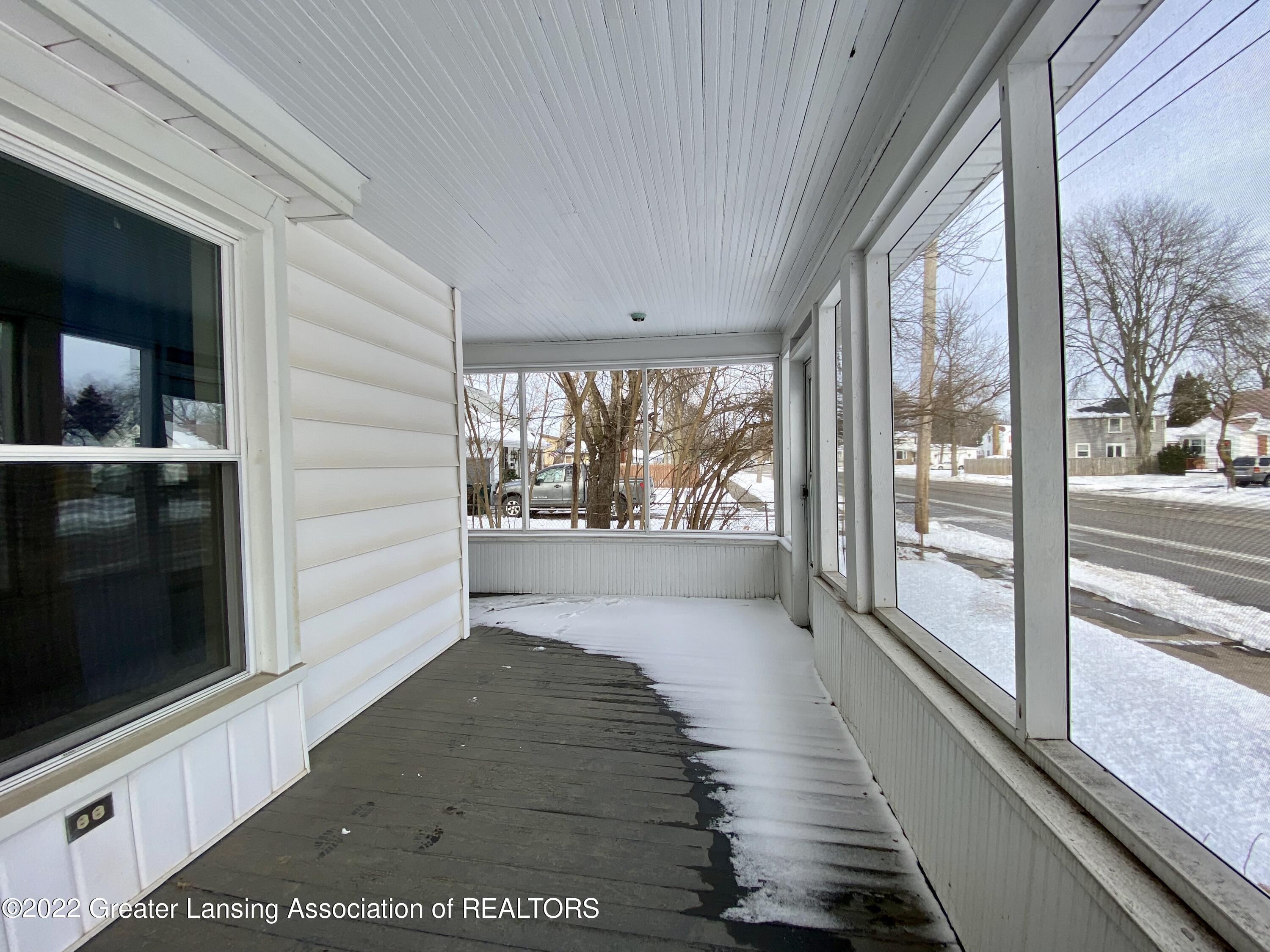2510 Pleasant Grove Road Lansing, MI 48910 - Photo 5 of 31 front porch