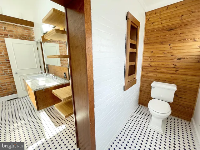 a bathroom with a toilet