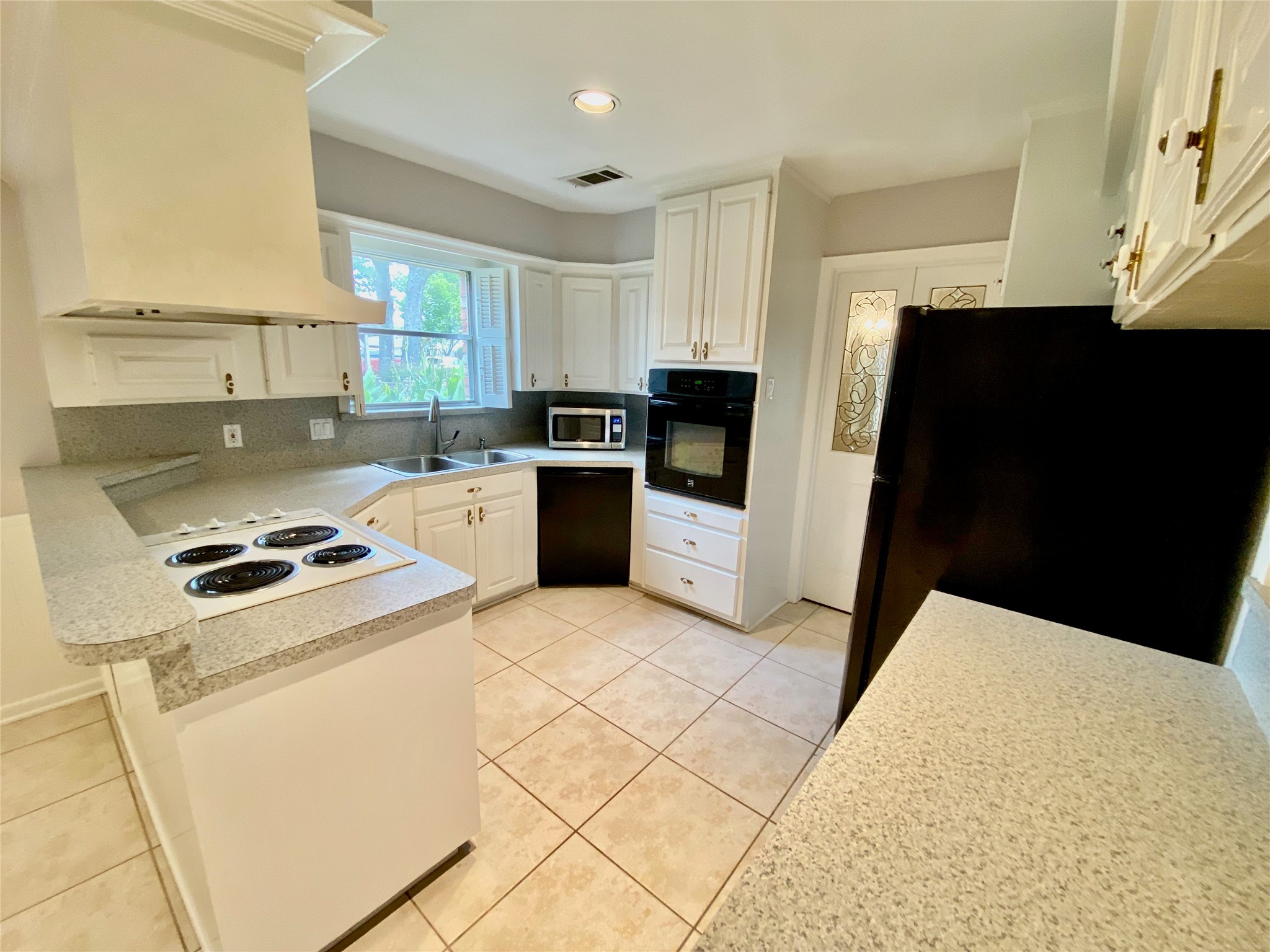 2206 Tannehill Drive Houston, TX 77008 - Photo 18 of 42 a kitchen with a stove a refrigerator and a sink