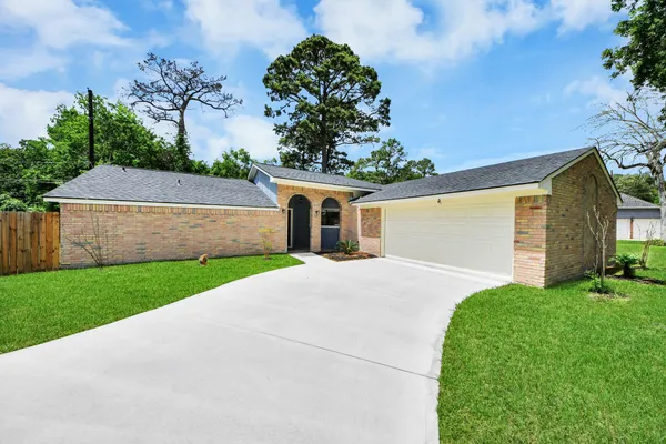 $289,999 | 7427 Willow Oak Drive, Baytown, TX 77521