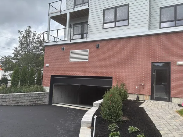 $2,500 | 1391 Main Street, Unit 301, Walpole, MA 02081