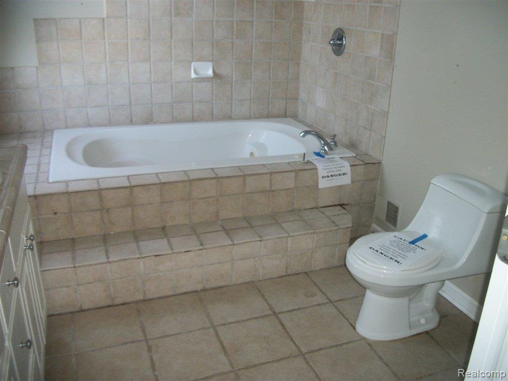 2380 Ridge Road White Lake, MI 48383 - Photo 12 of 12 100_7336.JPG