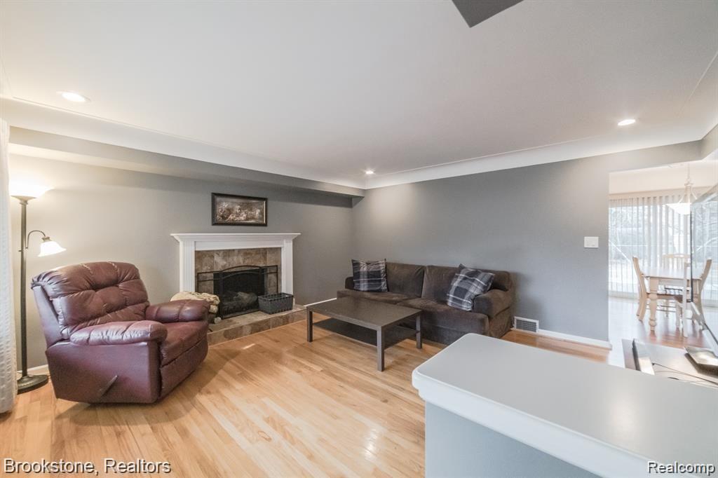 52001 Shelby Road Utica, MI 48316 - Photo 4 of 37