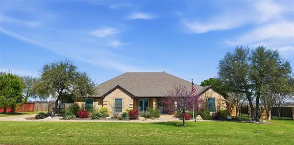 $565,000 | 2515 Lakeshore Drive, Cleburne, TX 76033