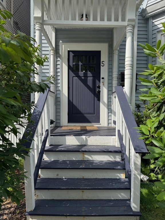 a view of entryway with a front door