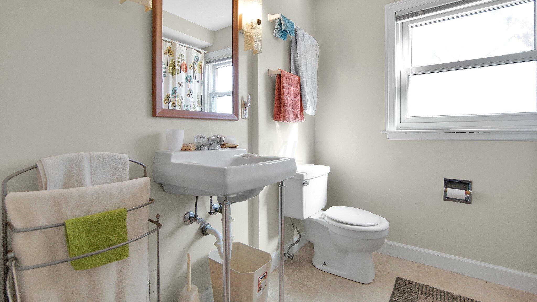 1194 Haddon Road Columbus, OH 43209 - Photo 11 of 33 First floor bathroom