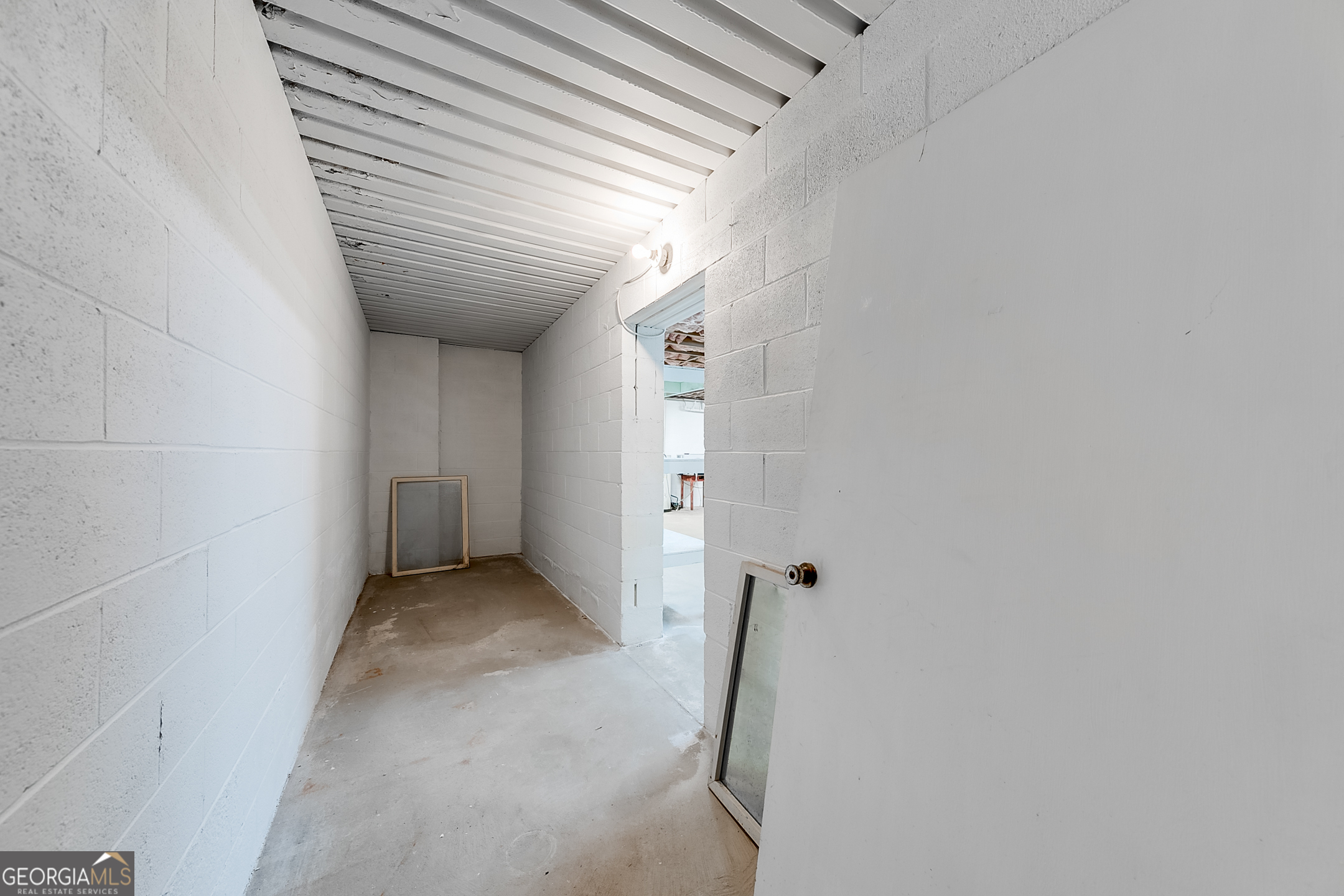 1174 Hospital Road Commerce, GA 30529 - Photo 29 of 40 a view of a hallway