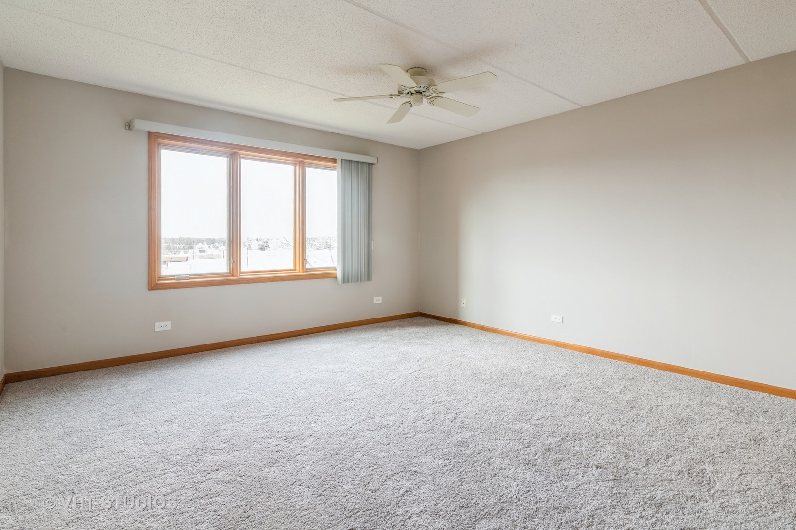 7450 North Waukegan Road, Unit 405 Niles, IL 60714 - Photo 8 of 15 an empty room with windows and closet