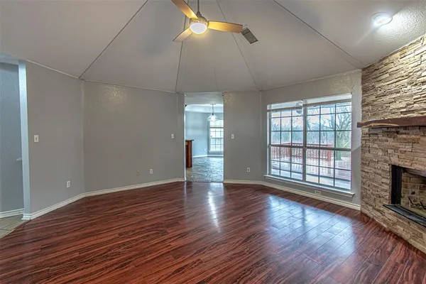 $285,000 | 348 Craddock Drive, Glenn Heights, TX 75154