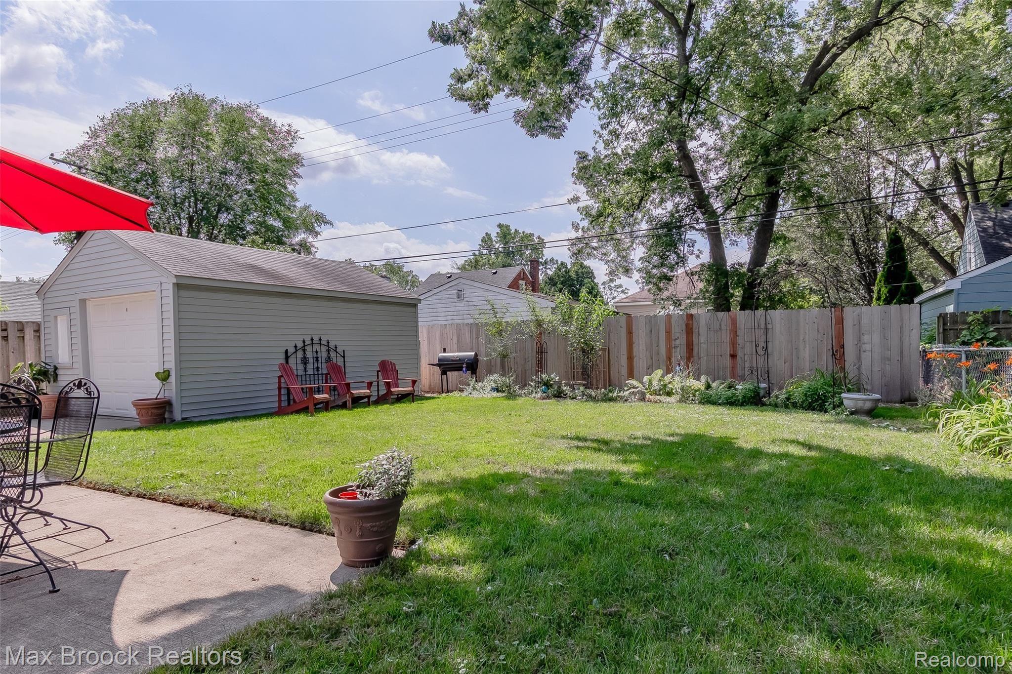 1353 Columbia Road Berkley, MI 48072 - Photo 9 of 29 IMG_1071-HDR.jpg