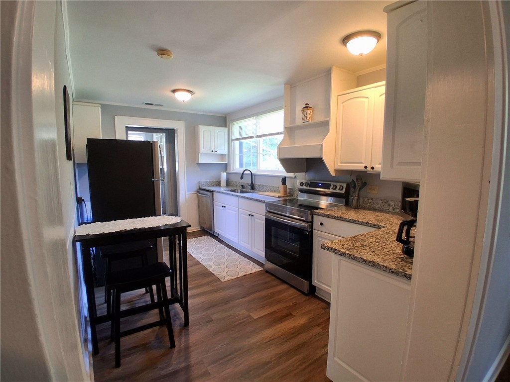 506 Pinckney Street Greenville, SC 29601 - Photo 13 of 29 Ample counter space and cabinetry for convenient meal prep