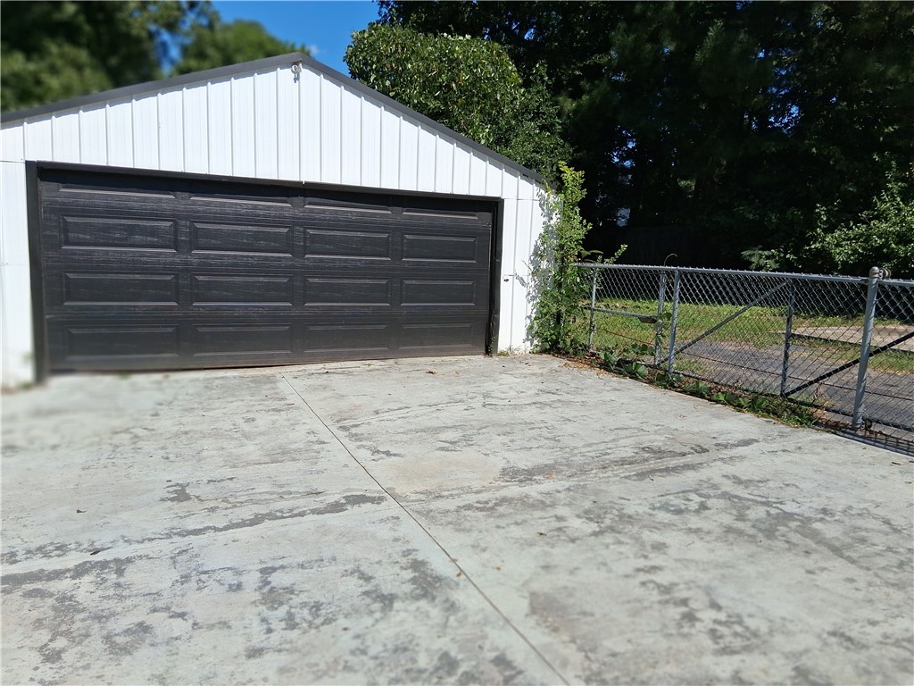 506 Pinckney Street Greenville, SC 29601 - Photo 29 of 29 Detached 2-car garage with additional driveway parking for stress-free convenience.