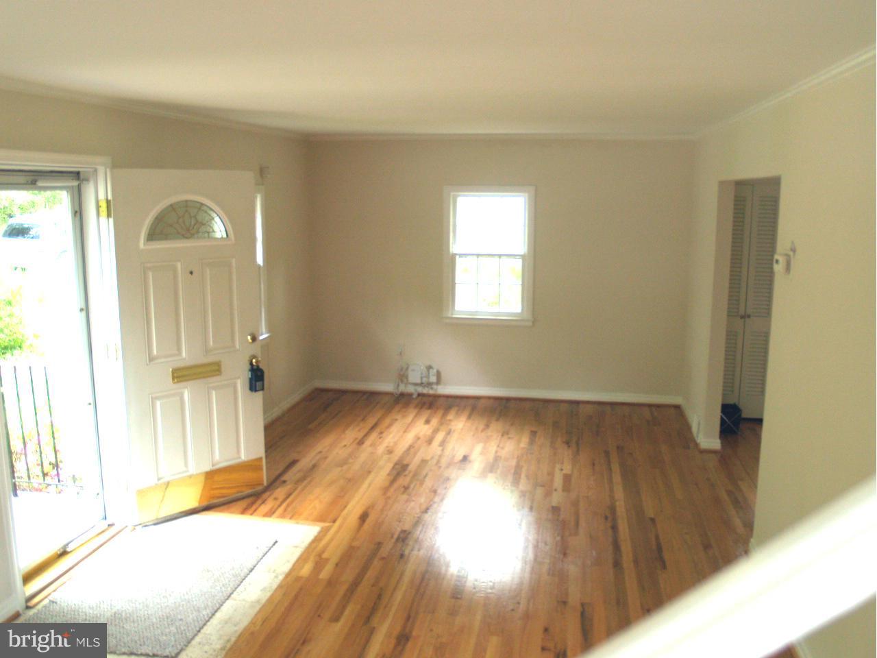 11503 Dewey Road Silver Spring, MD 20906 - Photo 4 of 27 Living Room