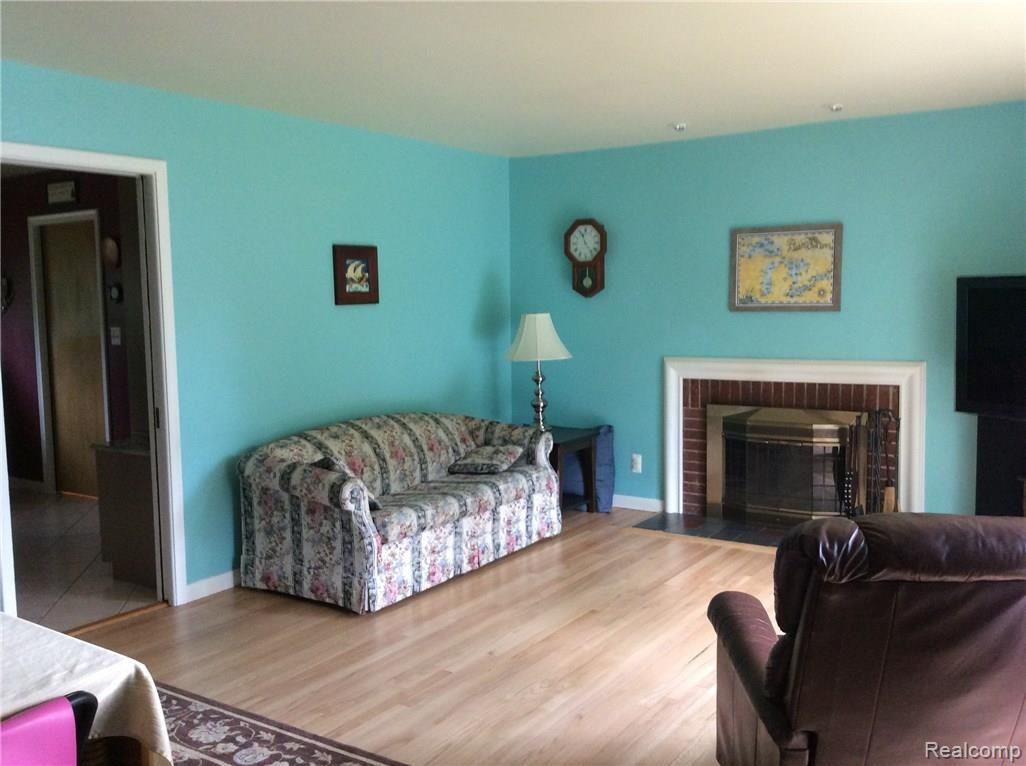 28369 Westerleigh Road Farmington, MI 48334 - Photo 4 of 16 Living Room