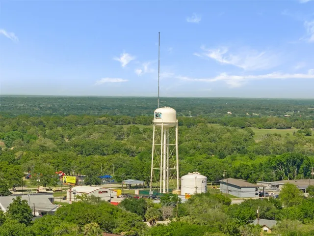 $825,000 | 1010 East Industry Street, Giddings, TX 78942