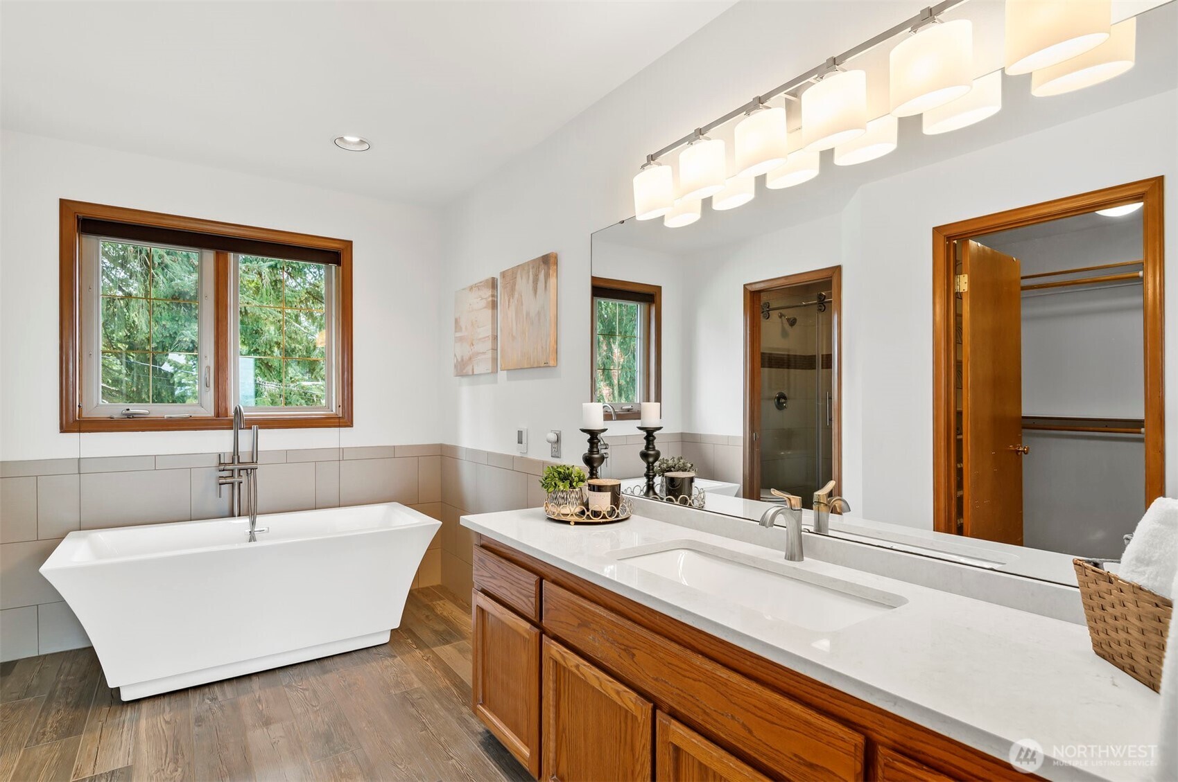4631 View Drive Everett, WA 98203 - Photo 26 of 40 a bathroom with a sink large mirror and a bathtub