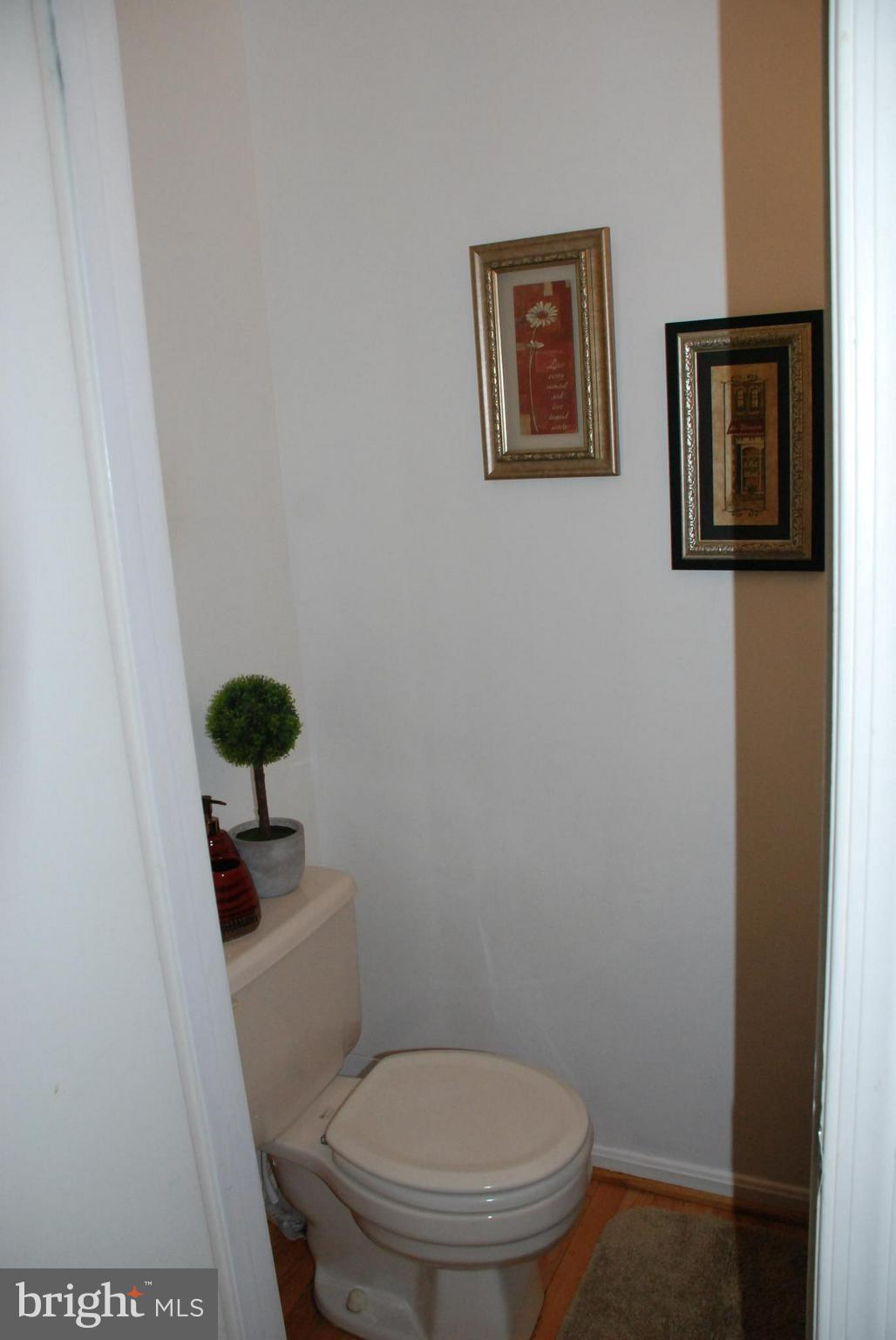 112 Kinsman View Circle Silver Spring, MD 20901 - Photo 4 of 20 Main Level Half Bath