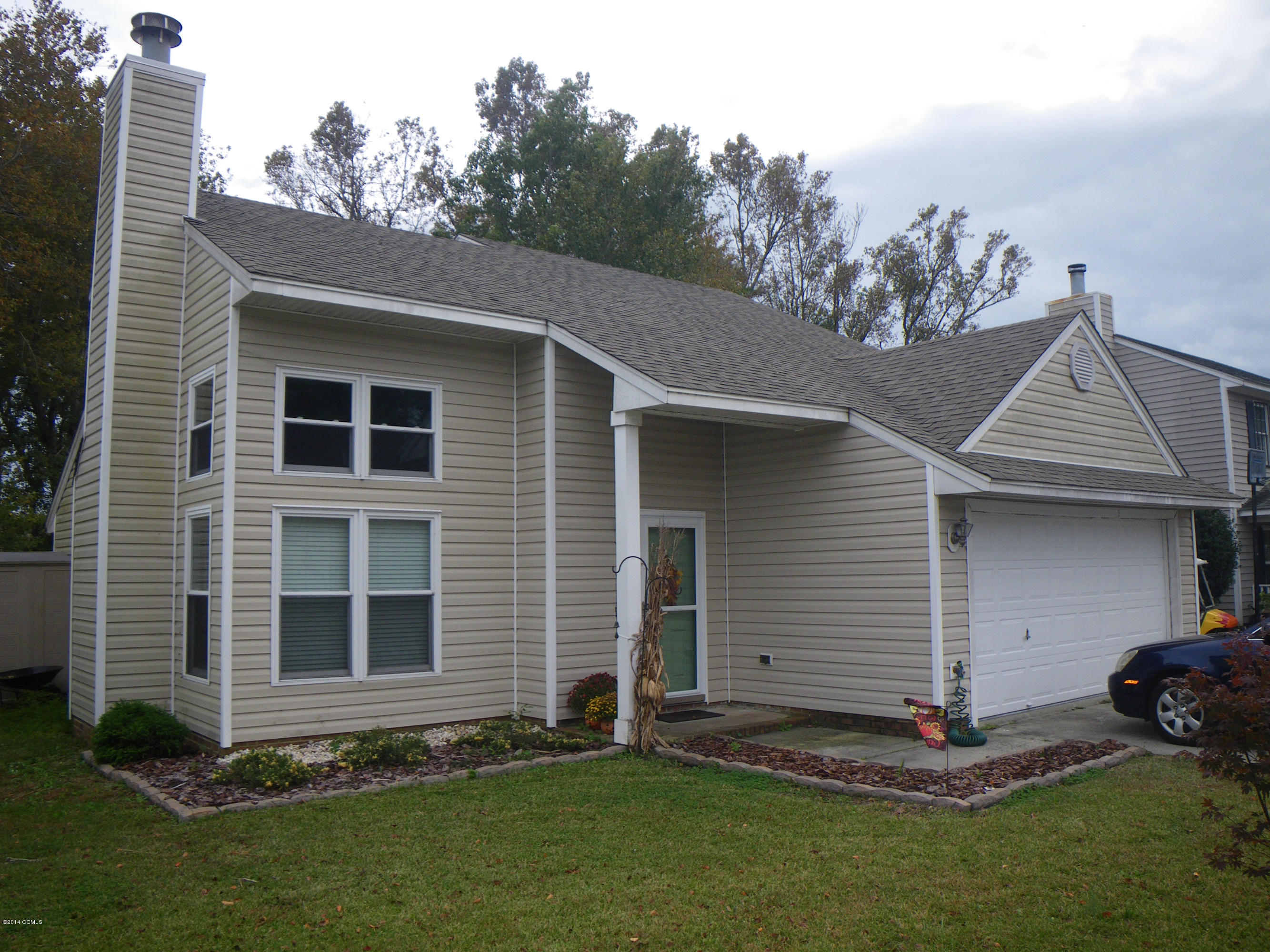 Conveniently located in a family neighborhood close to schools, medical facilities and shopping