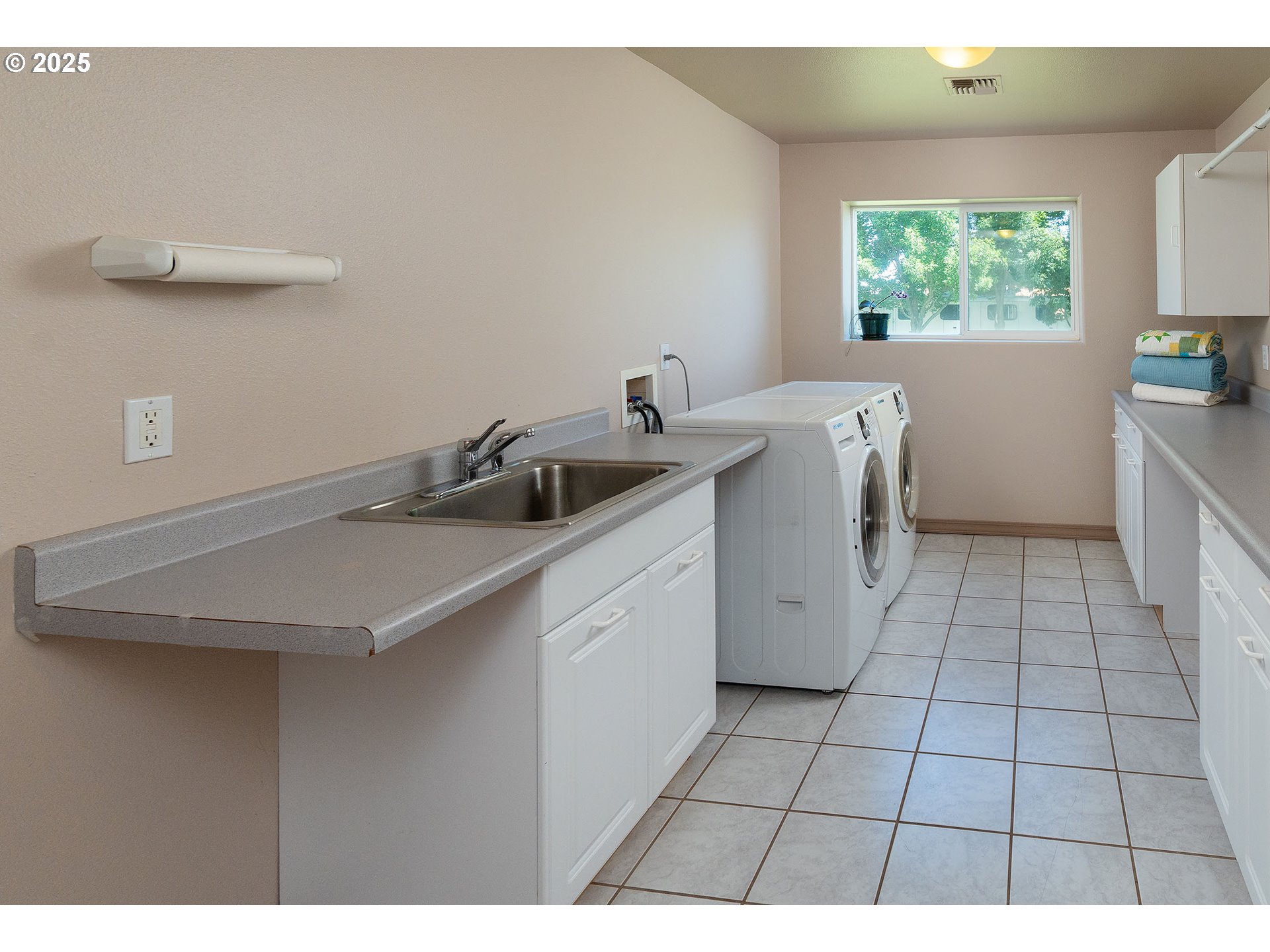12444 Southwest Green Drive Culver, OR 97734 - Photo 29 of 34 a utility room with two sink and a washer dryer