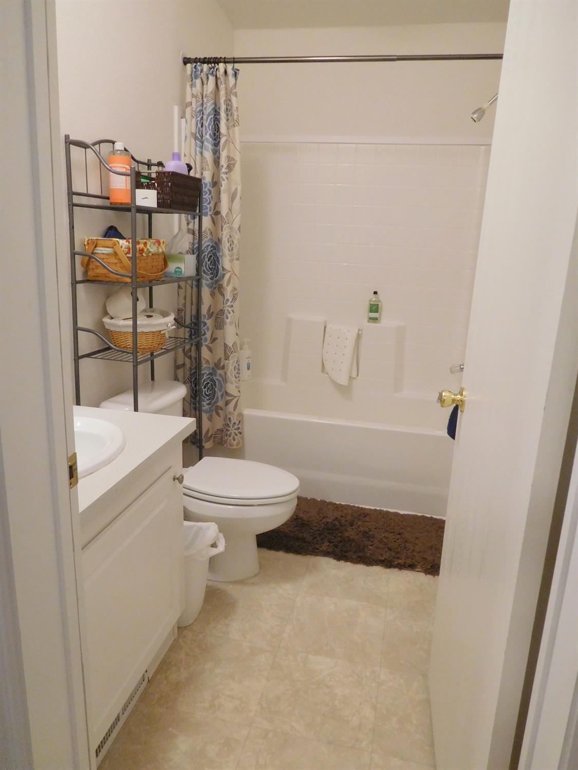 271 Kirkham Road Cave Junction, OR 97523 - Photo 17 of 33 Guest bath, next to 2nd bedroom. again,