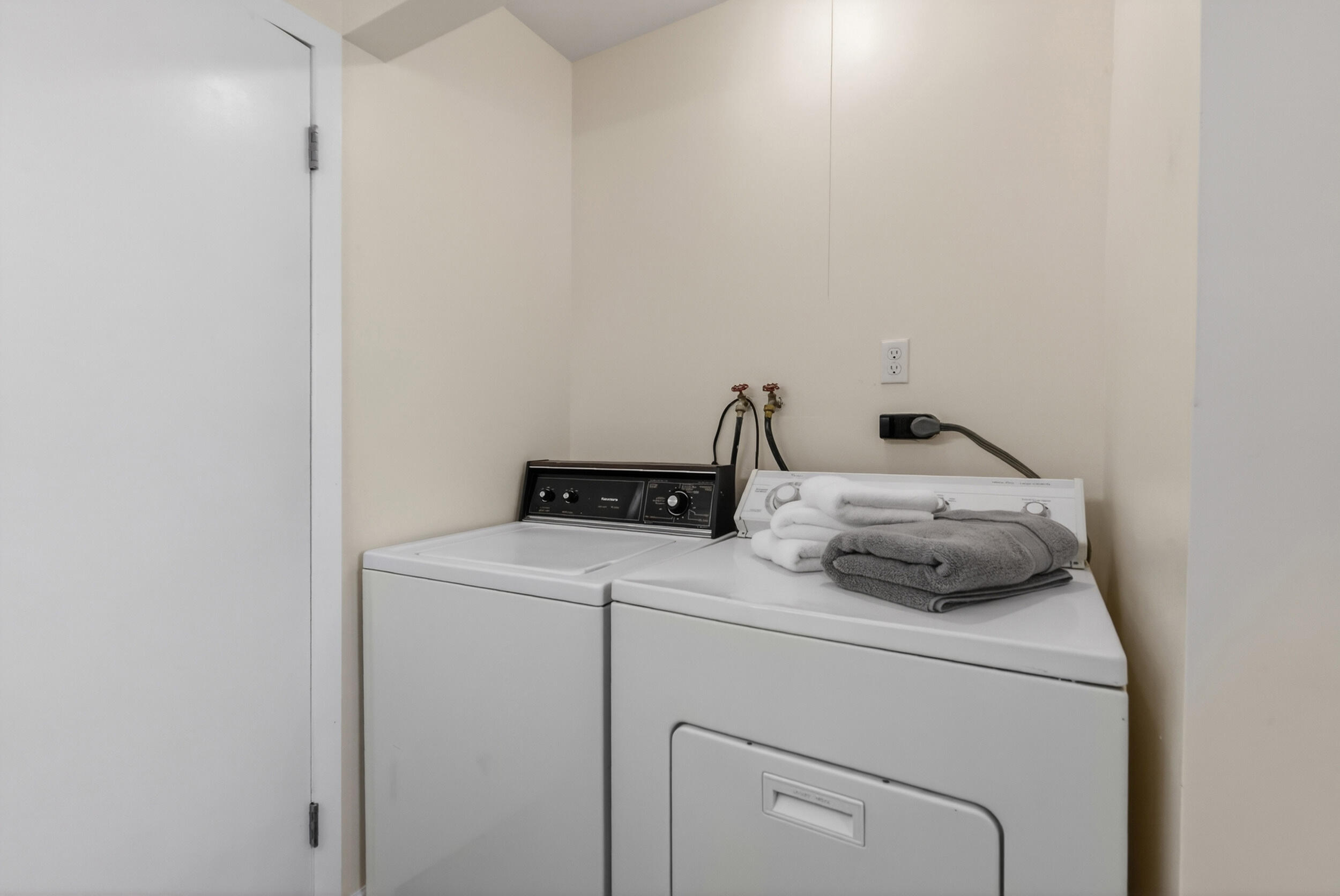 992 Home Avenue Fox Crossing, WI 54952 - Photo 12 of 38 Laundry Room