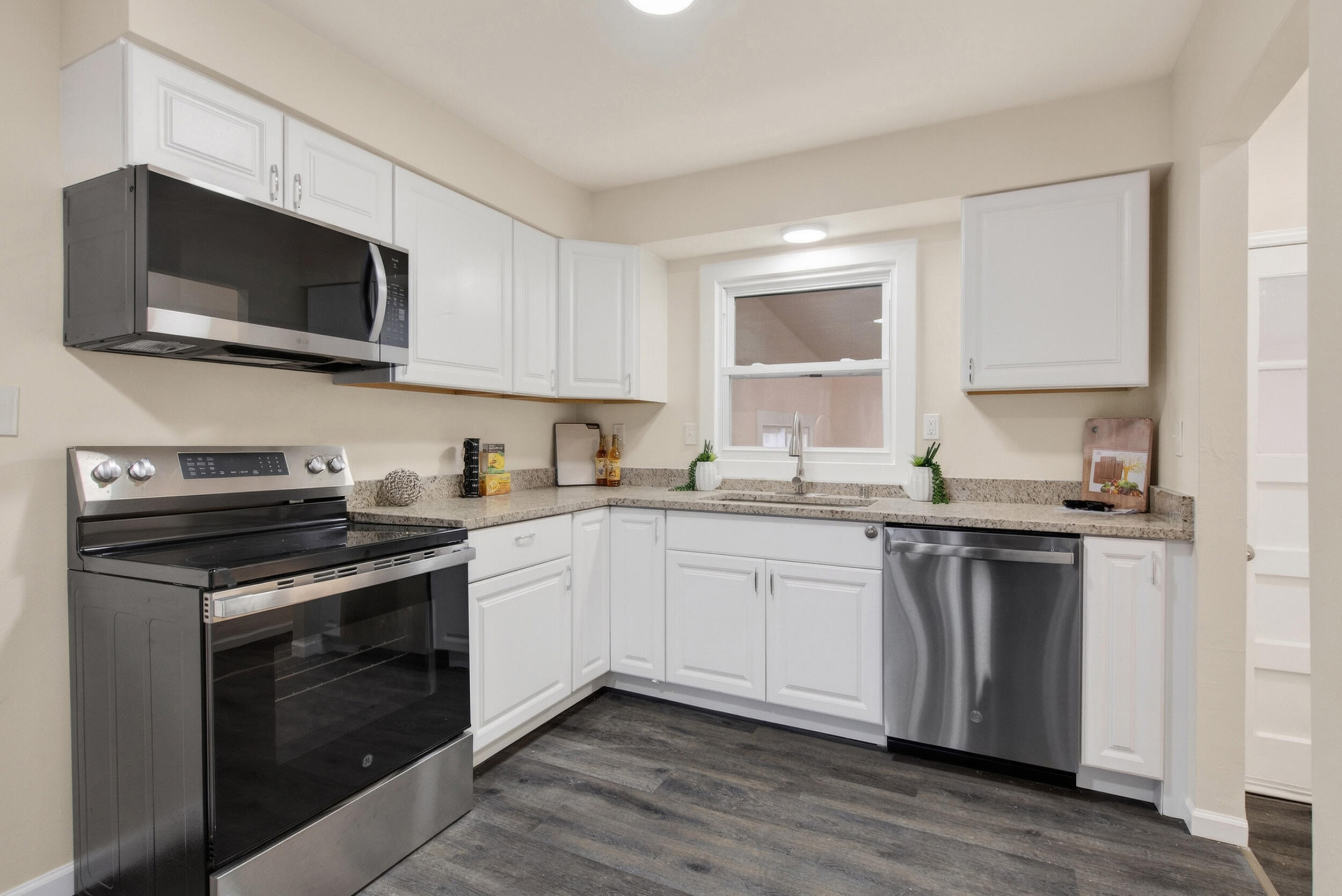 992 Home Avenue Fox Crossing, WI 54952 - Photo 7 of 38 Kitchen