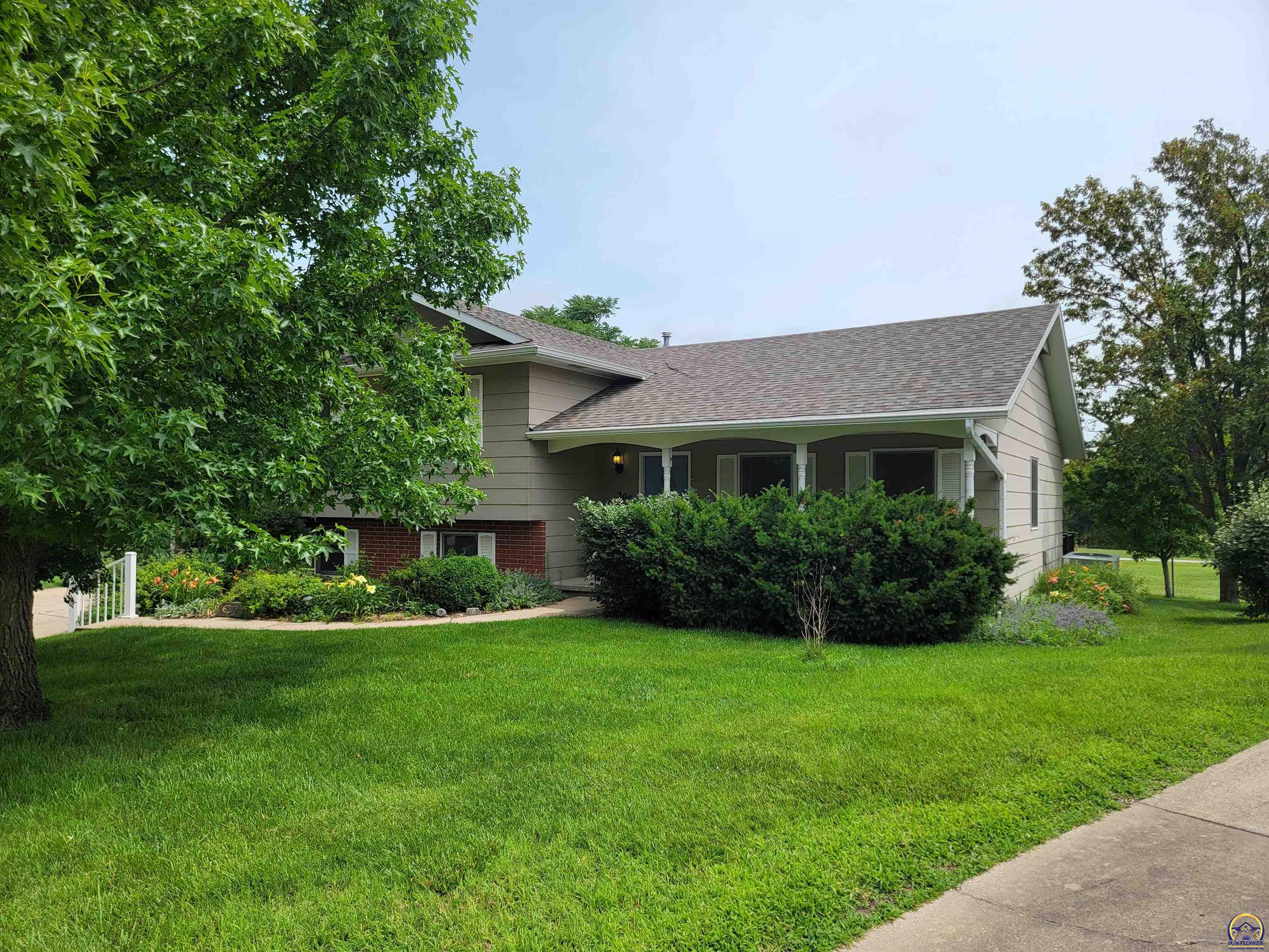 2002 Schaeffer Way Emporia, KS 66801 - Photo 4 of 28