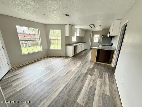 $2,400 | 3305 North 8th Street, Ocean Springs, MS 39564