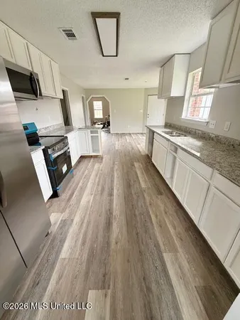 $2,400 | 3305 North 8th Street, Ocean Springs, MS 39564