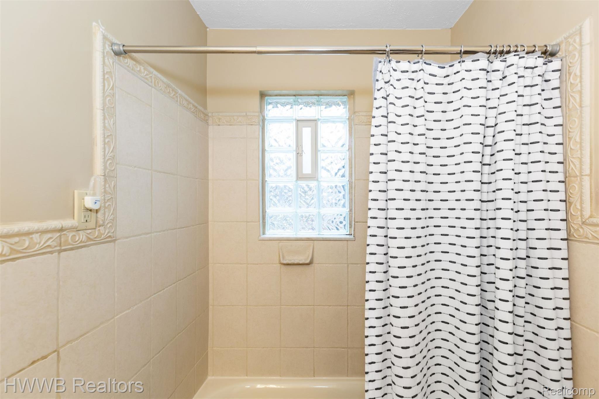 2442 Frankson Avenue Rochester, MI 48307 - Photo 12 of 39 592A7900.jpg