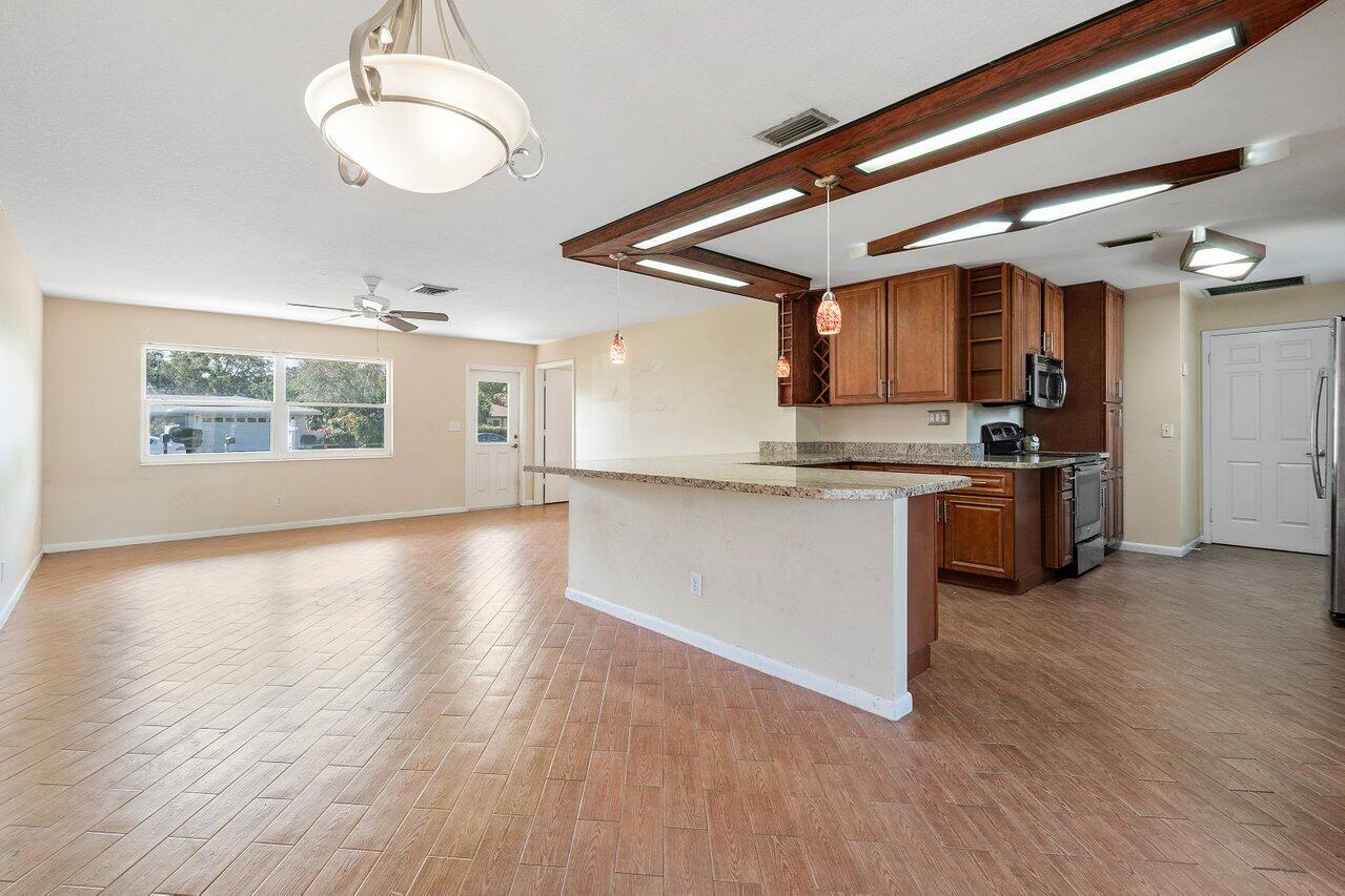 301 Norfolk Road Jupiter, FL 33469 - Photo 6 of 23 008-301NorfolkRoad-Jupiter-FL-33469-SMAL