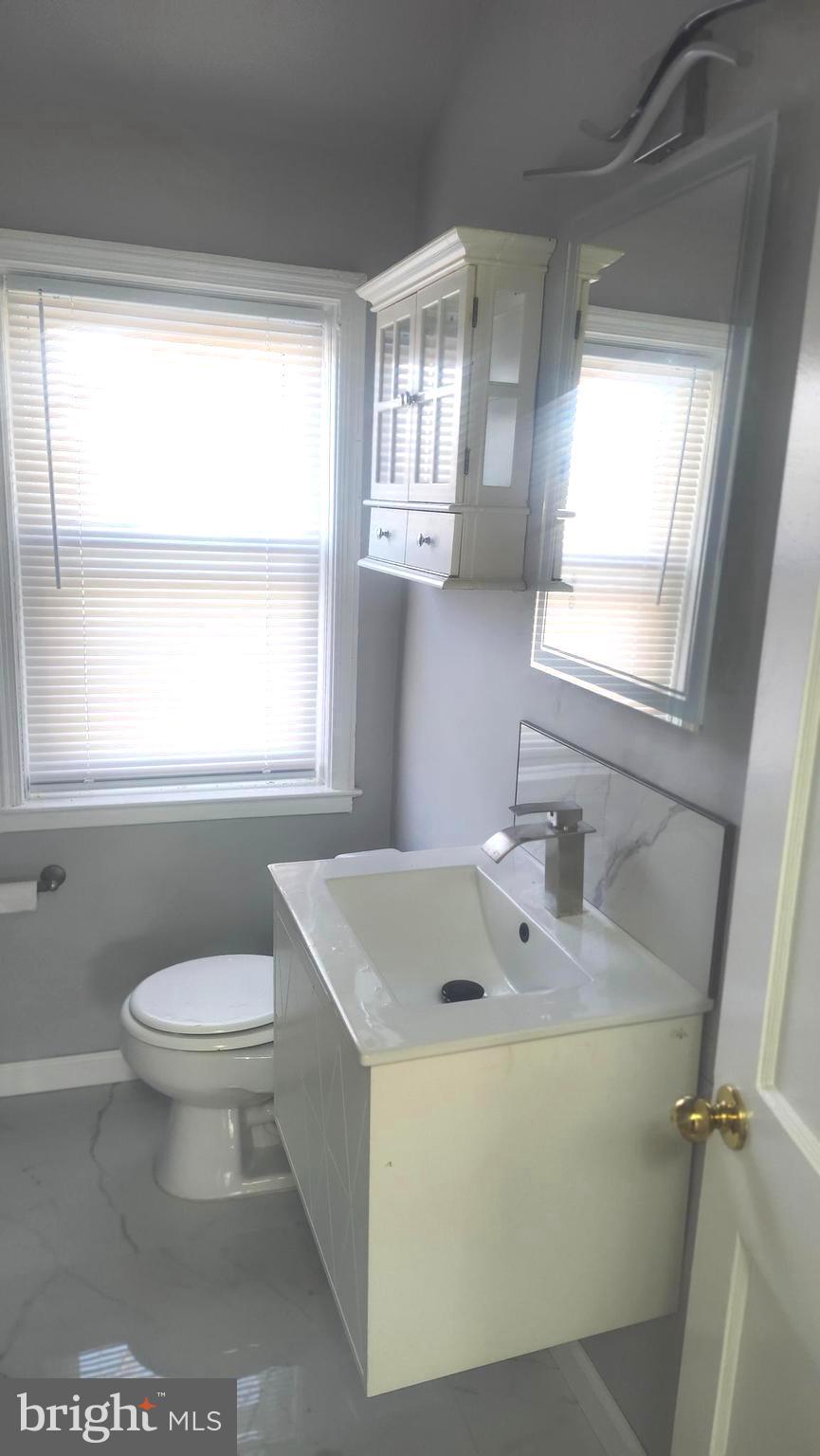 1001 Cameron Road Baltimore, MD 21212 - Photo 19 of 46 a bathroom with a sink toilet and a bathtub