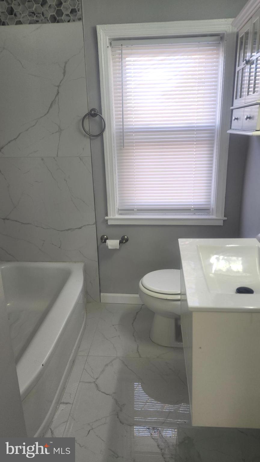 1001 Cameron Road Baltimore, MD 21212 - Photo 20 of 46 a bathroom with a toilet a sink and a bathtub