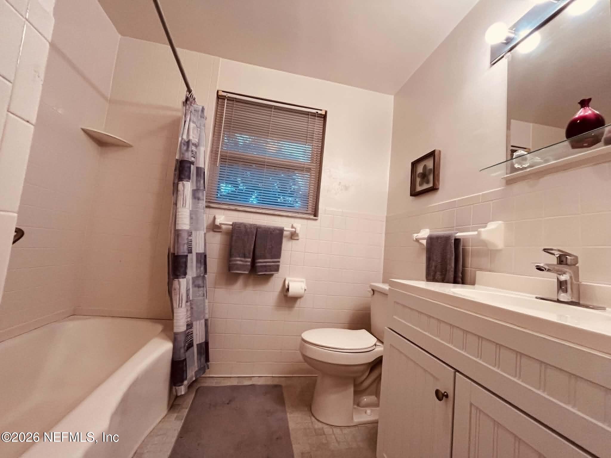 6234 Smallwood Road Jacksonville, FL 32216 - Photo 19 of 34 Hall Bathroom