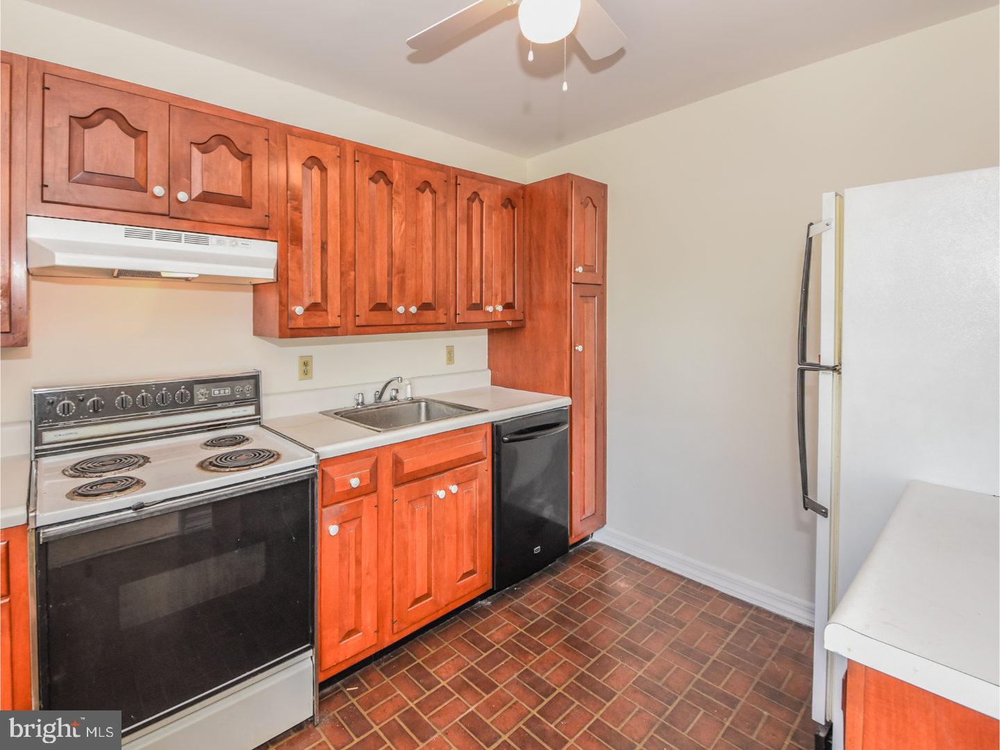35 Canary Road Levittown, PA 19057 - Photo 6 of 20 Kitchen