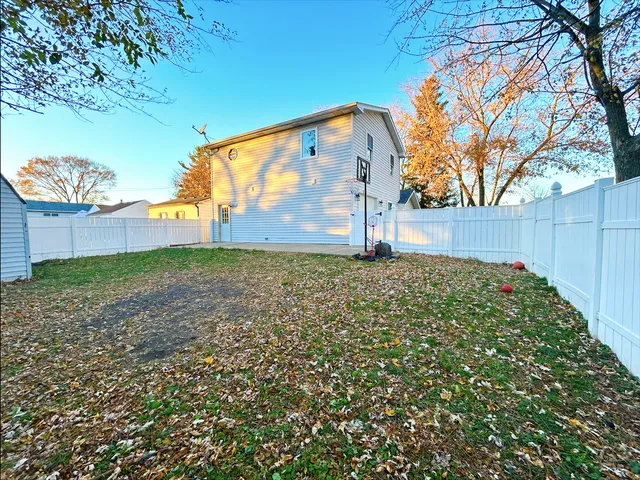 a view of a back yard