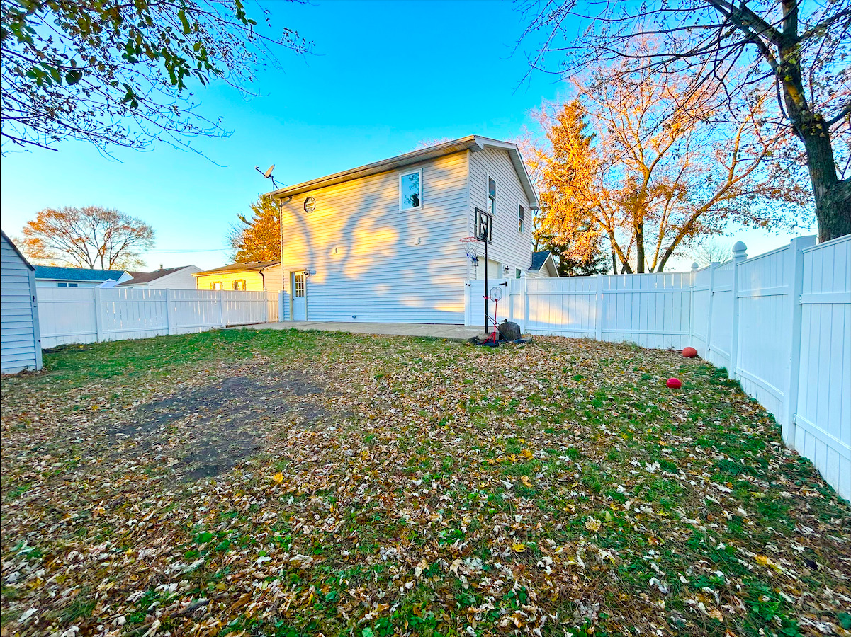 2351 Caton Farm Road Crest Hill, IL 60403 - Photo 22 of 24 a view of a back yard